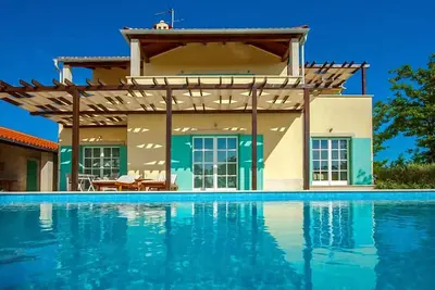 Image de piscine chauffée, bain à remous, 2 courts de tennis