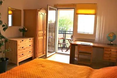 Image de Appartement central avec balcon, WiFi, 6 personnes Seulement location à long terme à partir de 1 mois