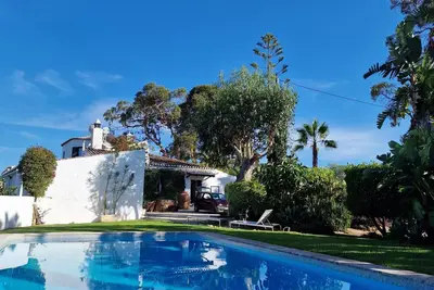 Image de Villa spacieuse et élégante avec un grand jardin, piscine privée de 11 m, WiFi