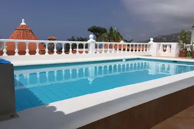 Image de Maison de vacances avec piscine privée chauffée (> 26 °) et vue sur la mer