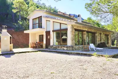 Image de Luxe à la montagne - avec un lac cristallin et un potager -