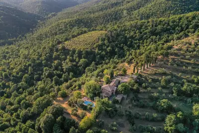 Image de maison de vacances exclusive avec piscine au coeur de la Toscane pour max. 8 adultes + 4 enfants