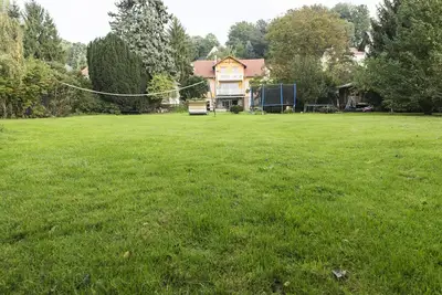 Image de Immense jardin avec cabane dans les arbres, sauna en rondins, volley-ball, football, trampoline