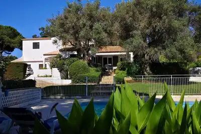 Image de Grande villa, quartier calme, piscine privée et près de la plage