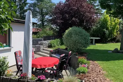 Image de Maison de vacances avec 500 mètres carrés de terrain clôturé, situation calme, à proximité directe de la forêt