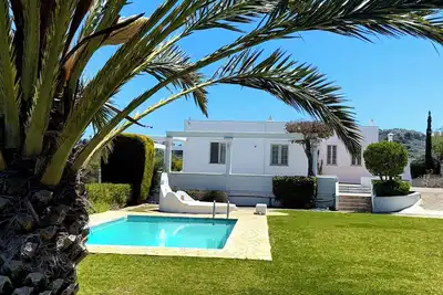 Image de Villa avec piscine privée, endroit calme, grand jardin, parking, à 3 km de la plage