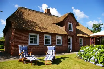 Image de Détendez-vous dans la maison au toit de chaume centenaire avec un grand jardin