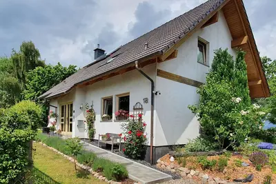 Image de Appartement confortable et adapté aux enfants avec balcon et terrasse.