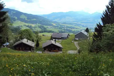 Image de Au milieu du domaine skiable et de randonnée Bödele