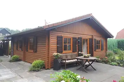 Image de Perle de maison en rondins dans le vert