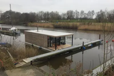 Image de Péniche Ht 4; avec cheminée pour 4-6 personnes dans un endroit idyllique de Wilhelmshaven