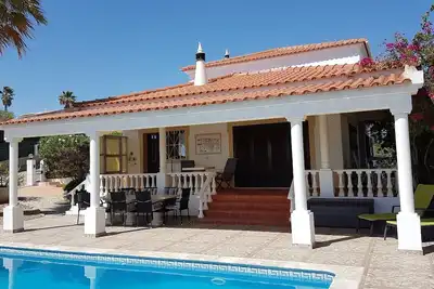 Image de Jolie maison de vacances avec piscine et jardin, des vacances de rêve pour la famille