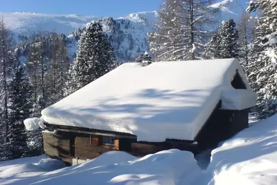 Image de Cabane en bois typique, romantique, confort sommaire, 1800 m alt. , neige assurée