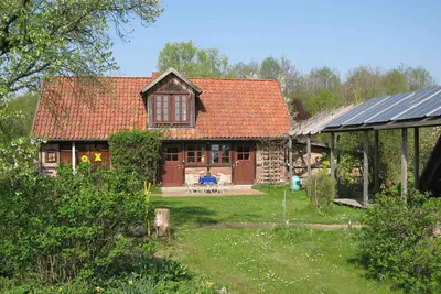Image de dans un endroit du village calme sur un jardin enchanteur et des terres forestières