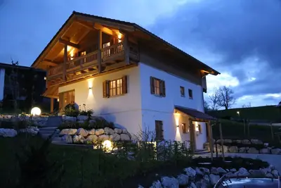Image de Maison neuve dans un style campagnard avec une grande piscine naturelle, jardin et garage