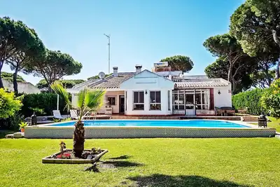 Image de Parfait maison de plage avec grand jardin et piscine pour max. 12 pers. , Incl. Sans fil