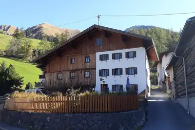 Image de Ancienne ferme avec un décor de montagne fantastique