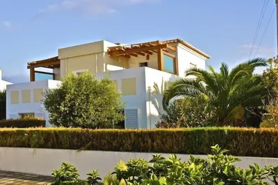 Image de Villa moderne avec piscine, endroit calme en bord de mer, équipements de première classe, Wi-Fi gratuit, barbecue