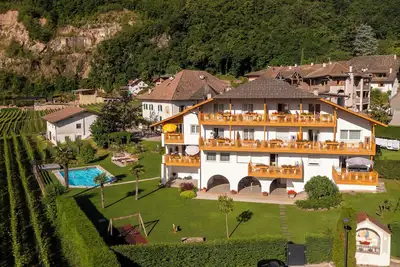 Image de appartements dans la belle vallée de l'Adige, récemment rénové, à seulement 15 minutes de Merano