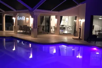 Image de Nouveau! Élégante villa à Bonita Springs! Moderne, avec piscine d'eau salée surdimensionnée!