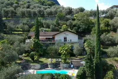 Image de Grande maison de vacances indépendante avec vue sur le lac de Garde