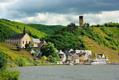 Image de Grande maison de vacances près du centre historique et des ruines de Metternich