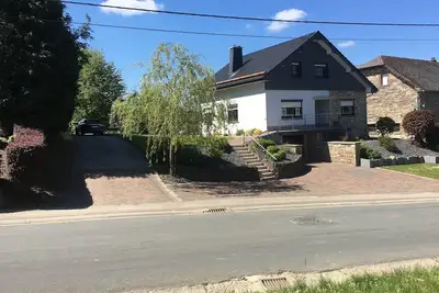 Image de Maison accueillante pour les enfants dans une zone rurale avec des chevaux, des poules et des chats