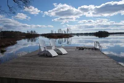 Image de Maison de vacances idyllique sur le lac (rive ouest) avec sa propre jetée et bateau