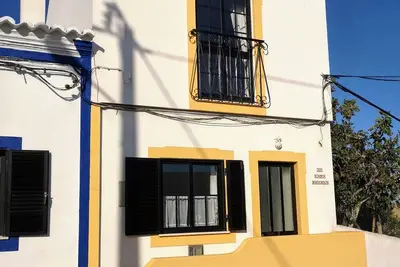 Image de Maison à deux étages avec jardin au centre du village