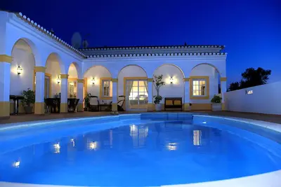 Image de villa avec piscine prés des belles plages et port de plaisance