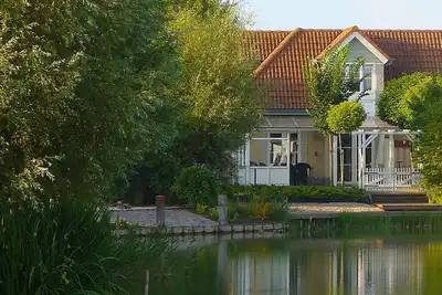 Image de 5 minutes à pied de la plage: maison de vacances confortable avec jardin, véranda et sauna