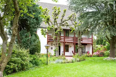 Image de confortable appartement 3 * sur ancien Ferme dans un jardin aux allures de parc