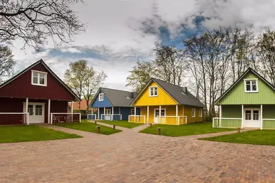 Image de maison de la Suède moderne et familiale au bord du lac