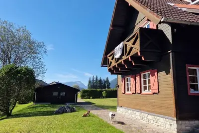Image de maison confortable dans un endroit ensoleillé avec un fantastique panorama de montagnes