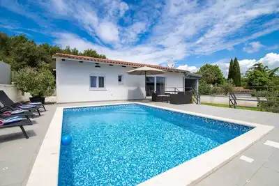 Image de Belle villa neuve ***** avec piscine chauffée, cuisine d'été, WiFi, grill