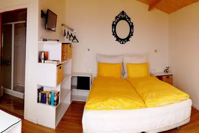 Petit mais agréable - super zone de randonnée juste devant la porte