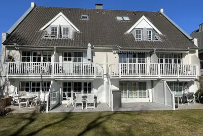 Image de Maison de vacances avec chaise de plage saisonnière dans une belle plage de la plage de Timmendorfer