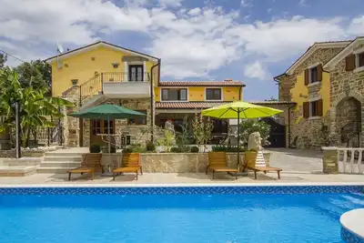 Image de Villa spacieuse avec piscine dans l'arrière-pays oriental de l'Istrie