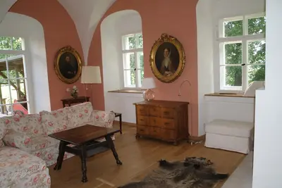 Image de Vivez dans le château sur le lac! Généreusement et élégamment conçu. Avec lit à baldaquin et cheminée