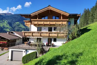 Image de endroit calme et ensoleillé, agréable terrasse, vue panoramique