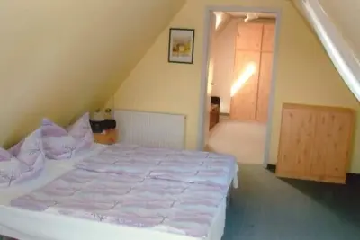 Image de Maison avec jardin et bateau au bord du canal