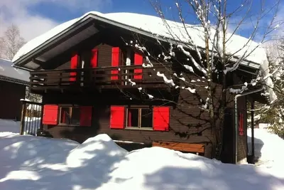 Image de Familles bienvenues dans la maison située sur un terrain de randonnées et de ski