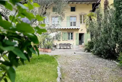 Image de Lac de Garde: villa idyllique dans un village paisible planté d'oliviers et de palmiers