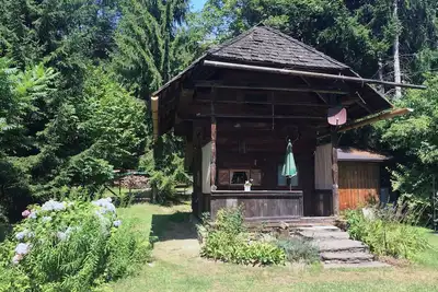 Image de cabane en rondins confortable et confortable pour 2 avec jardin près du lac, chiens bienvenus