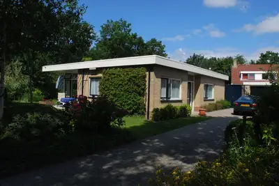 Image de Bungalow de vacances près de la mer, avec un beau jardin autour