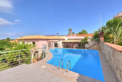 Image de Belle maison individuelle avec piscine privée près de la mer. Pas de frais de nettoyage.