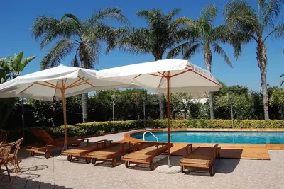 Image de Maison avec court de tennis privé, piscine, à 300 m de la plage, WiFi, aircon