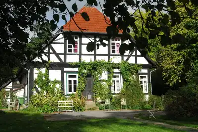 Ancienne maison de forestier au château d'Ippenburg, entourée d'un grand jardin