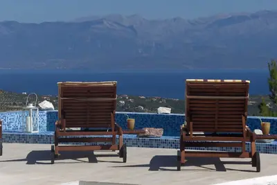 Image de Villa de luxe avec vue imprenable sur la mer et piscine privée