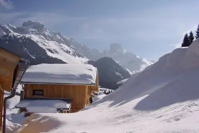 Image de Grande maison en bois au bas des pistes, sentiers de randonnée, vue panoramique